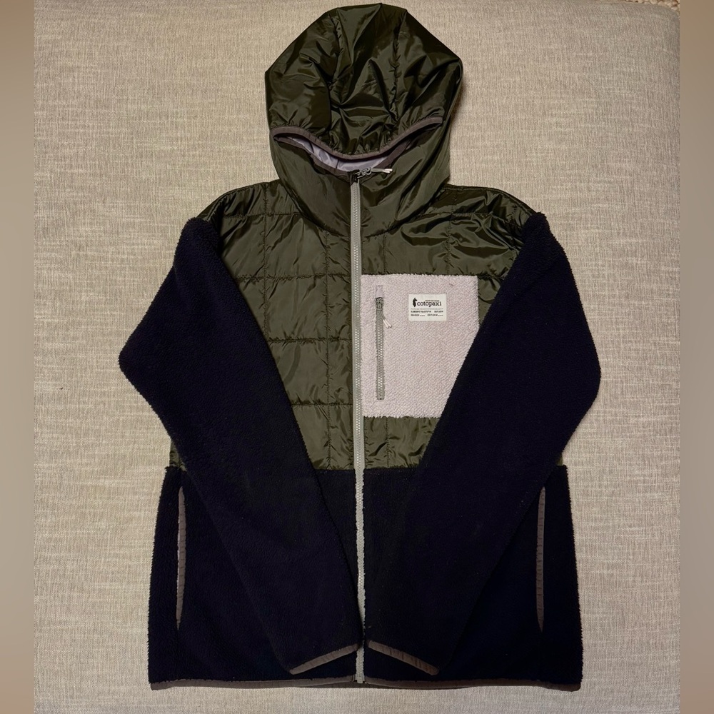 Cotopaxi Women’s Trico Hybrid Hooded Fleece in Black and Green